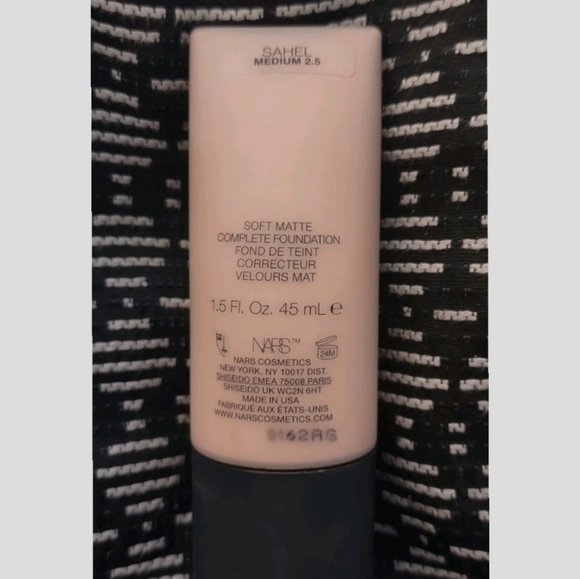 NARS Soft Matte Complete Foundation Bundle - Picture 14 of 15